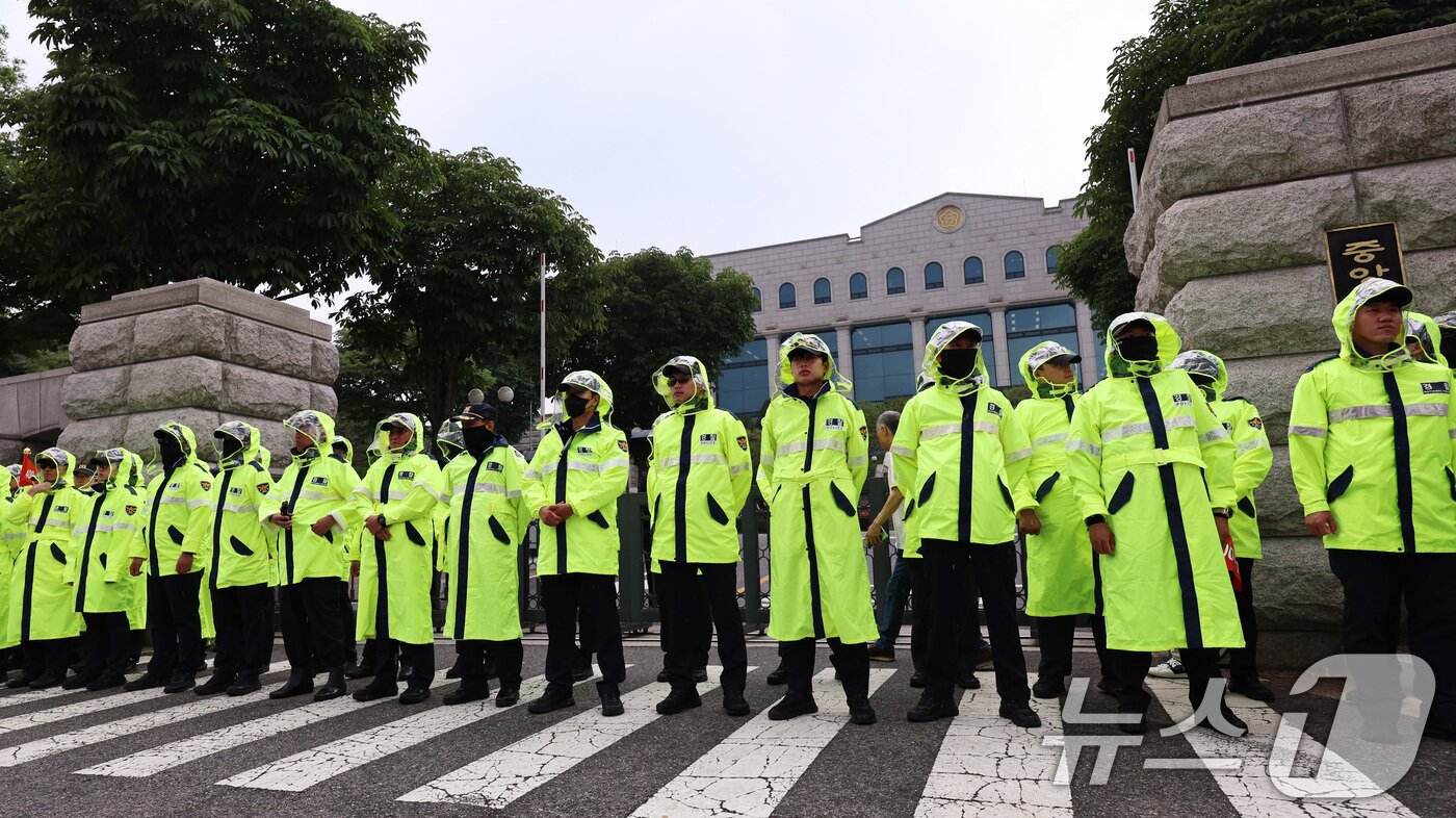 본문 이미지 - 경찰 병력이 4일 오후 제9회 전국동시지방선거 투표용지 부족 사태를 규탄하는 집회가 열린 경기도 과천시 중앙선거관리위원회 주변을 통제하고 있다. 2026.6.4 ⓒ 뉴스1 구윤성 기자
