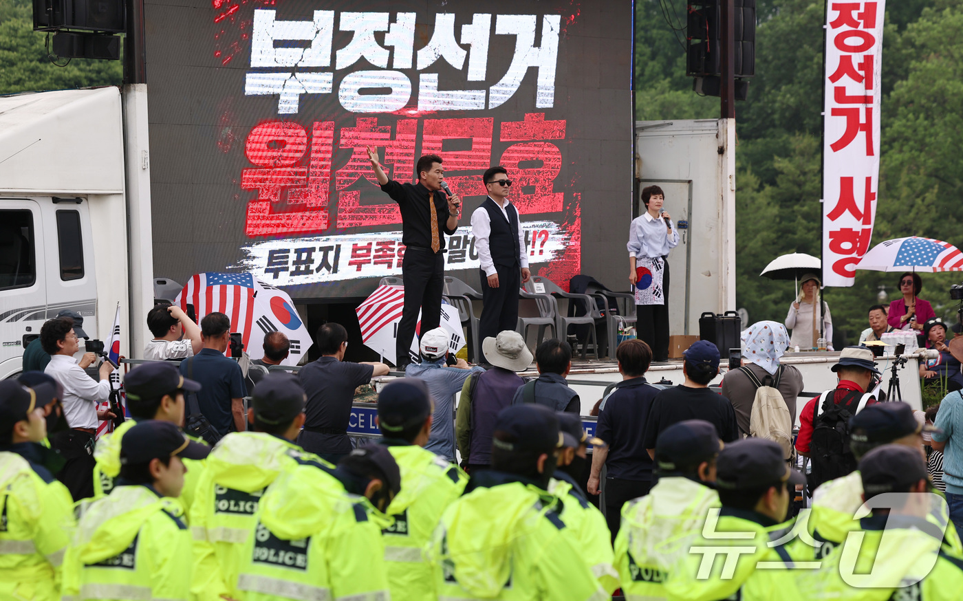 (과천=뉴스1) 구윤성 기자 = 한국사 강사 출신 보수성향 유튜버인 전한길 씨가 4일 경기 과천시 중앙선거관리위원회 앞에서 제9회 전국동시지방선거 투표용지 부족 사태를 규탄하는 구 …