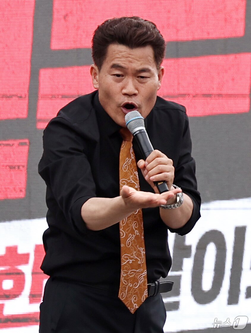 본문 이미지 - 한국사 강사 출신 보수성향 유튜버인 전한길 씨가 4일 경기 과천시 중앙선거관리위원회 앞에서 제9회 전국동시지방선거 투표용지 부족 사태를 규탄하는 발언을 하고 있다. 2026.6.4 ⓒ 뉴스1 구윤성 기자