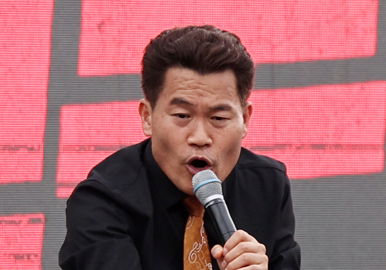 발언하는 전한길