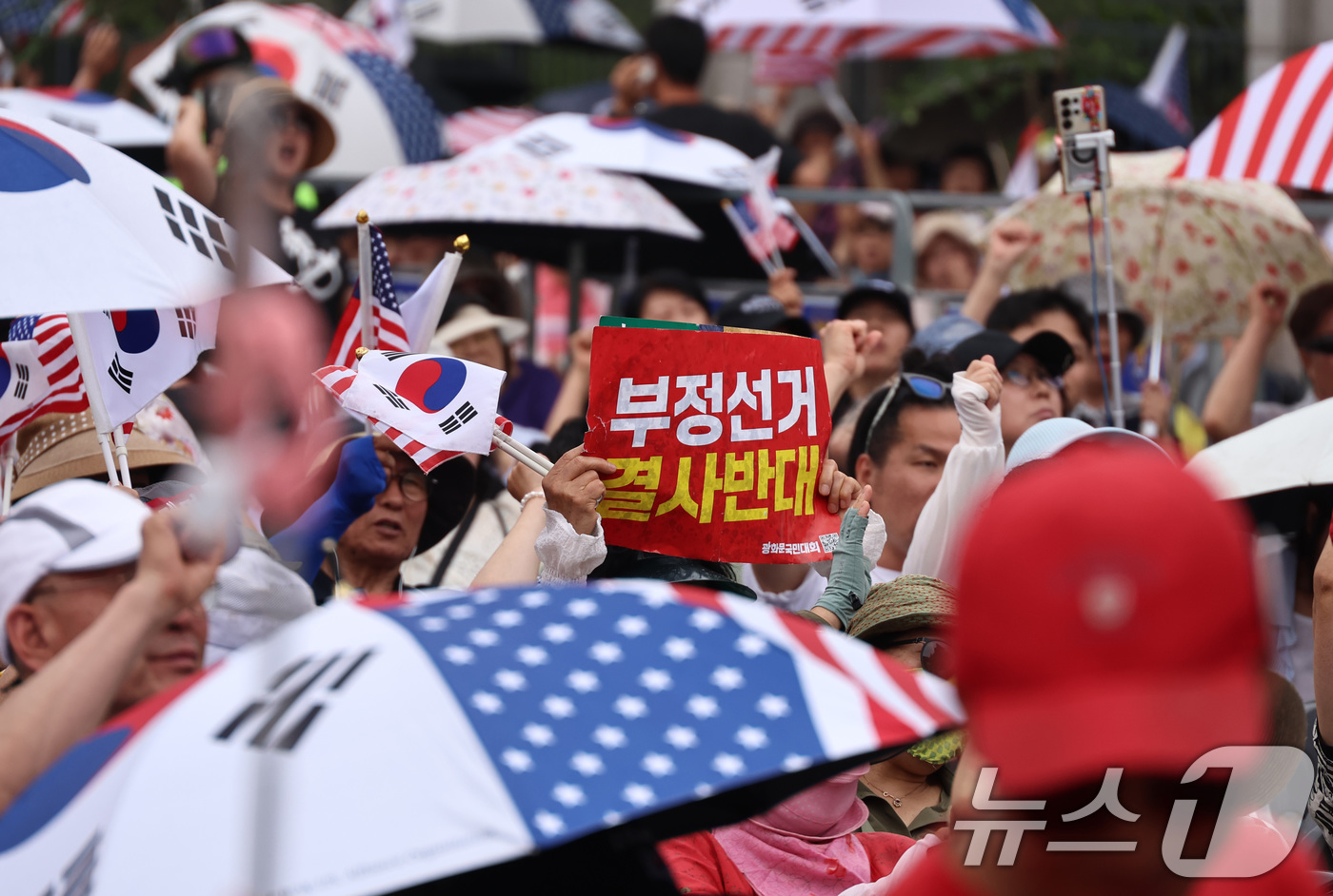 (과천=뉴스1) 구윤성 기자 = 보수단체 회원들이 4일 경기 과천시 중앙선거관리위원회 앞에서 제9회 전국동시지방선거 투표용지 부족 사태를 규탄하고 있다. 2026.6.4/뉴스1