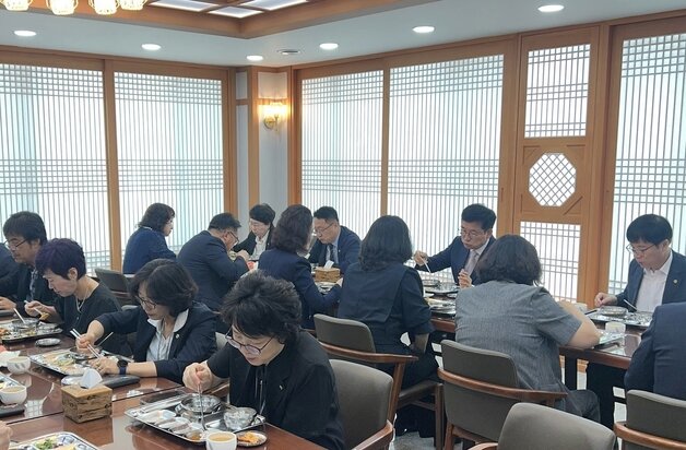 본문 이미지 - 재선 성공과 함께 4일 오전 업무에 복귀한 윤건영 충북교육감이 첫 일정으로 직원들과 함께 점심을 하고 있다.(충북교육청 제공. 재판매 및 DB금지) ⓒ 뉴스1