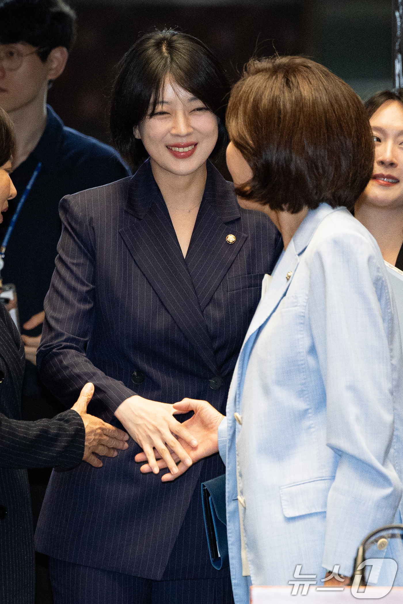(서울=뉴스1) 유승관 기자 = 배현진 국민의힘 의원이 4일 서울 여의도 국회에서 열린 긴급 의원총회에 참석하며 나경원 의원과 인사하고 있다. 2026.6.4/뉴스1