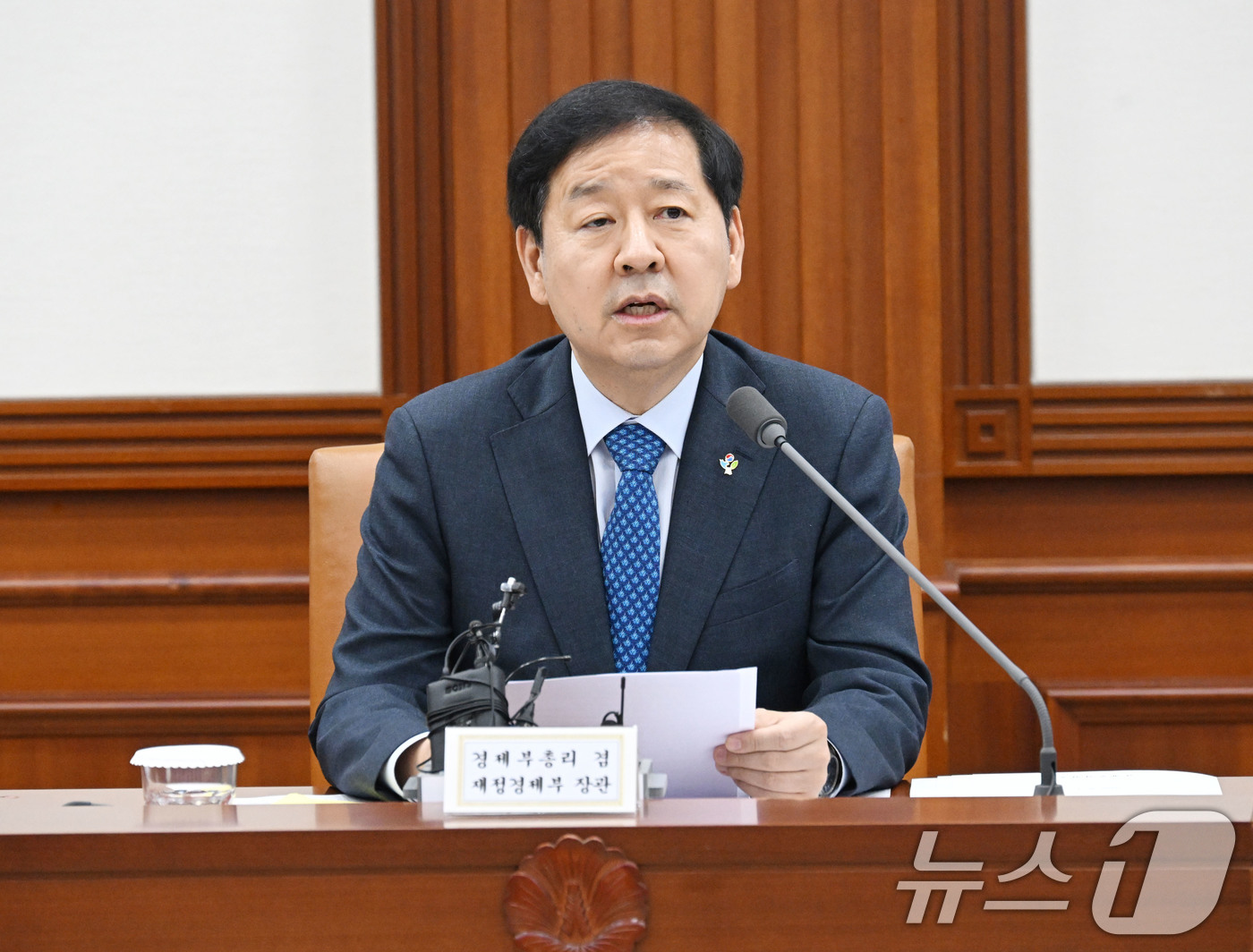 (서울=뉴스1) = 구윤철 부총리 겸 재정경제부 장관이 4일 서울 종로구 정부서울청사에서 열린 '민생물가 특별관리 관계장관 TF'를 주재하고 있다. (재정경제부 제공. 재판매 및 …