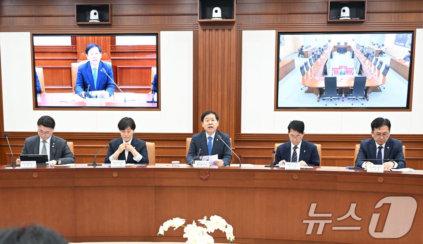 (서울=뉴스1) = 구윤철 부총리 겸 재정경제부 장관이 4일 서울 종로구 정부서울청사에서 열린 '민생물가 특별관리 관계장관 TF'를 주재하고 있다. (재정경제부 제공. 재판매 및 …