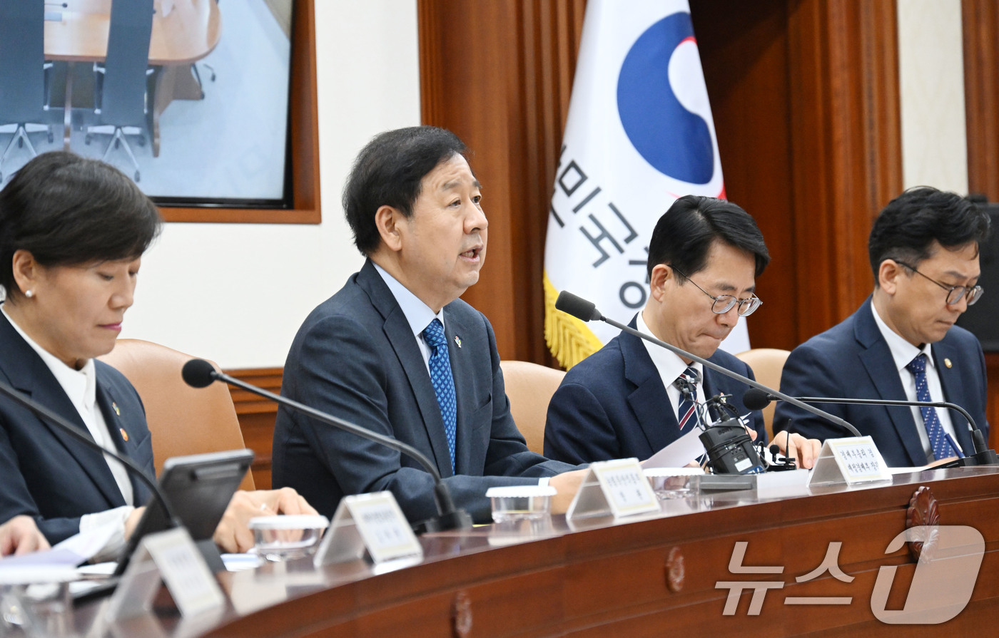 (서울=뉴스1) = 구윤철 부총리 겸 재정경제부 장관이 4일 서울 종로구 정부서울청사에서 열린 '민생물가 특별관리 관계장관 TF'를 주재하고 있다. (재정경제부 제공. 재판매 및 …
