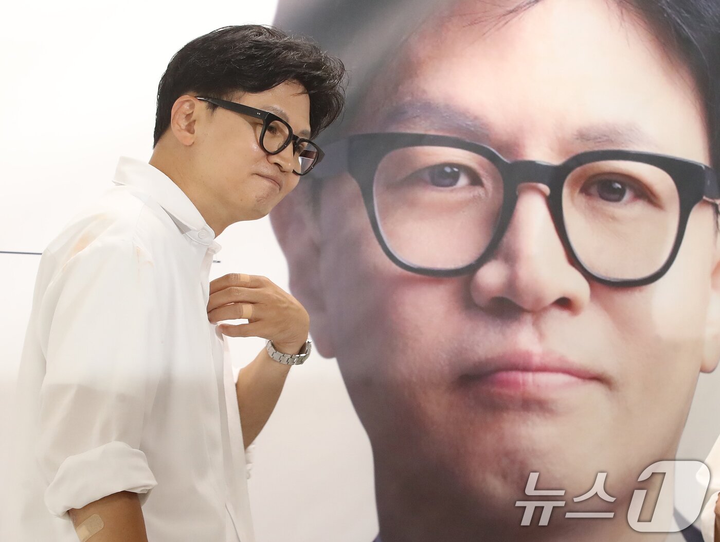 본문 이미지 - 한동훈 무소속 부산 북구갑 국회의원 보궐선거 당선인이 4일 오후 부산 북구 선거사무소에서 당선 관련 기자회견을 마친 뒤 이동하고 있다. 2026.6.4 ⓒ 뉴스1 윤일지 기자
