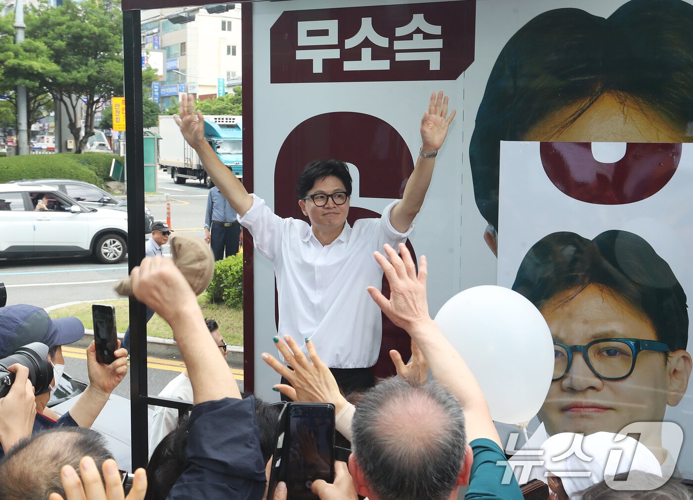 본문 이미지 - 한동훈 무소속 부산 북구갑 국회의원 보궐선거 당선인이 4일 오후 부산 북구 선거사무소에서 당선 관련 기자회견을 마친 뒤 유세차에 올라 지지자들에게 감사의 인사를 하고 있다. 2026.6.4 ⓒ 뉴스1 윤일지 기자