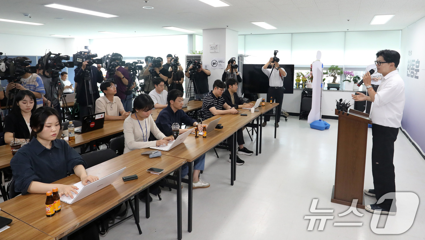 (부산=뉴스1) 윤일지 기자 = 한동훈 무소속 부산 북구갑 국회의원 보궐선거 당선인이 4일 오후 부산 북구 선거사무소에서 당선 관련 기자회견을 하고 있다. 2026.6.4/뉴스1