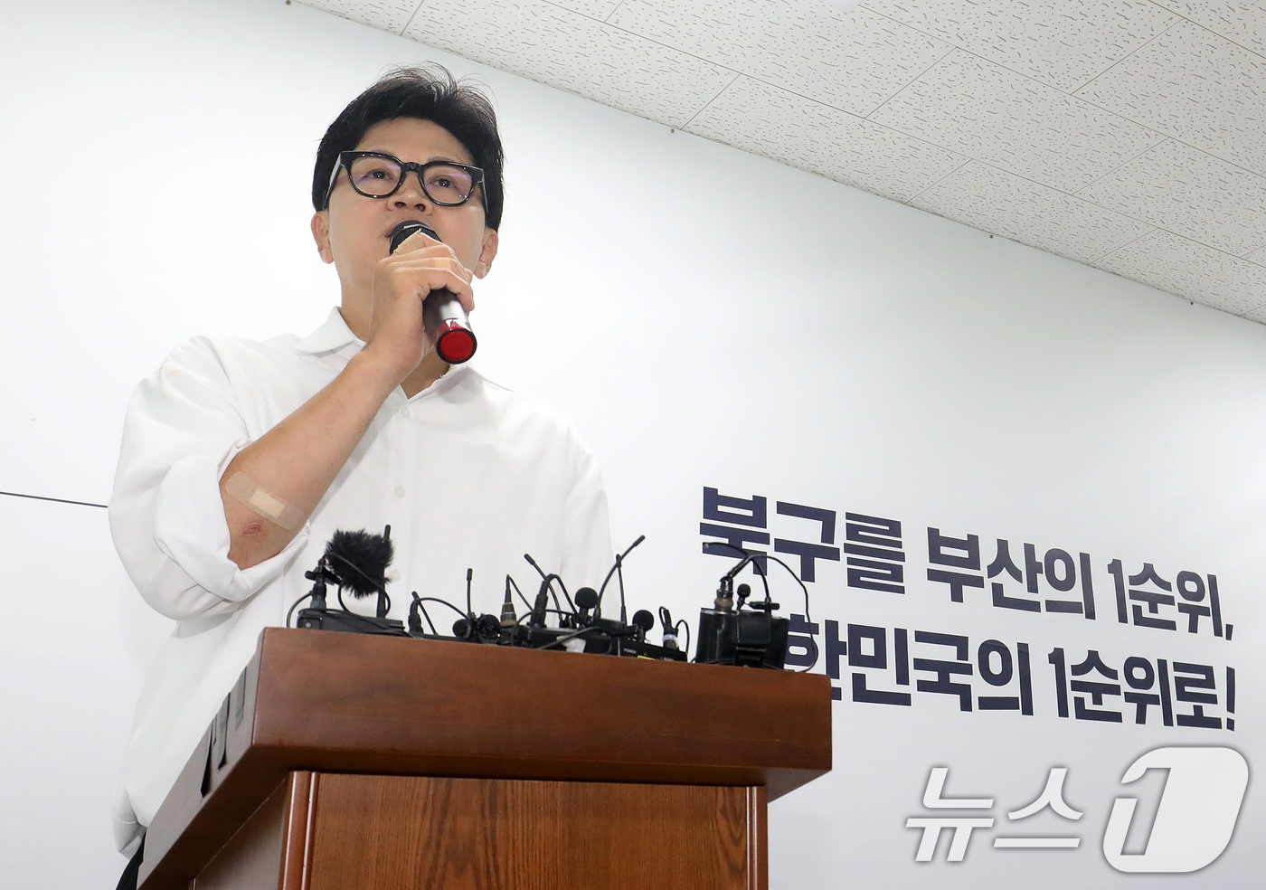 (부산=뉴스1) 윤일지 기자 = 한동훈 무소속 부산 북구갑 국회의원 보궐선거 당선인이 4일 오후 부산 북구 선거사무소에서 당선 관련 기자회견을 하고 있다. 2026.6.4/뉴스1