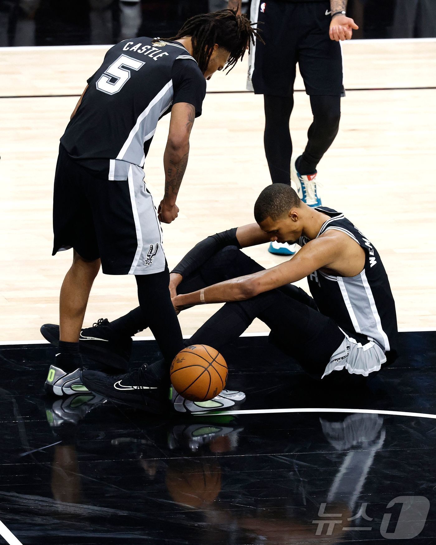 본문 이미지 - 샌안토니오 스퍼스는 4일(한국시간) 열린 2025-26 NBA 파이널 1차전에서 뉴욕 닉스에 95-105로 졌다. ⓒ AFP=뉴스1