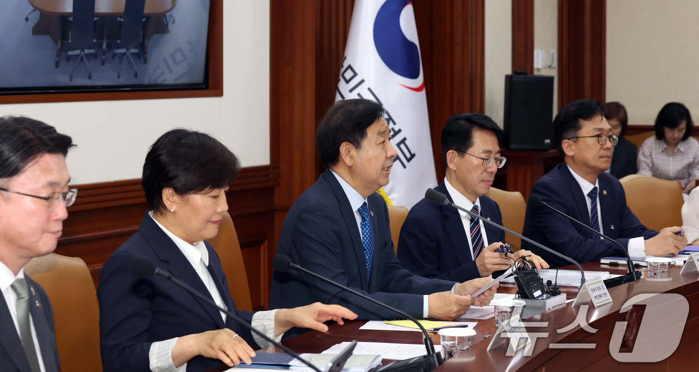 (서울=뉴스1) 김명섭 기자 = 구윤철 경제부총리 겸 재정경제부 장관이 4일 오후 서울 종로구 세종대로 정부서울청사에서 열린 민생물가 특별관리 관계장관TF 회의에서 모두 발언을 하 …