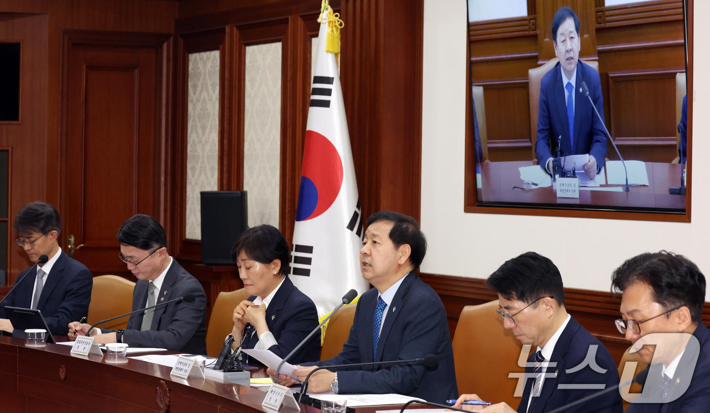 (서울=뉴스1) 김명섭 기자 = 구윤철 경제부총리 겸 재정경제부 장관이 4일 오후 서울 종로구 세종대로 정부서울청사에서 열린 민생물가 특별관리 관계장관TF 회의에서 모두 발언을 하 …