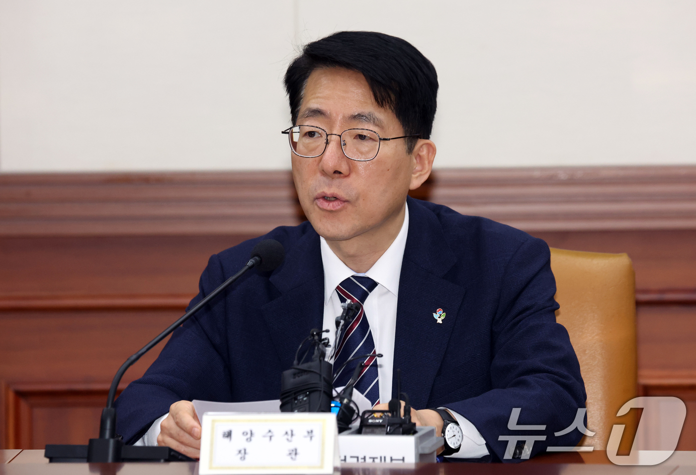 (서울=뉴스1) 김명섭 기자 = 황종우 해양수산부 장관이 4일 오후 서울 종로구 세종대로 정부서울청사에서 열린 민생물가 특별관리 관계장관TF 회의에서 모두 발언을 하고 있다. 이날 …