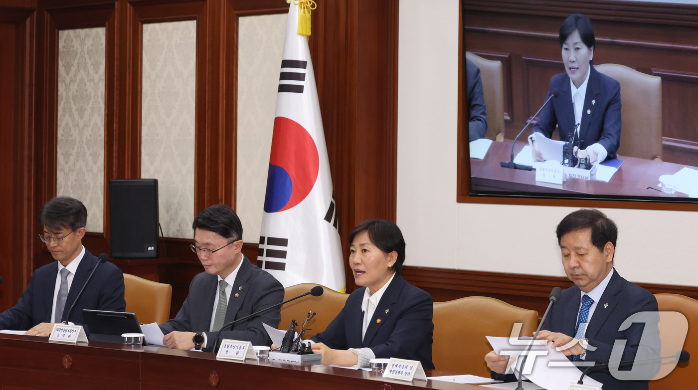 (서울=뉴스1) 김명섭 기자 = 송미령 농림축산식품부 장관이 4일 오후 서울 종로구 세종대로 정부서울청사에서 열린 민생물가 특별관리 관계장관TF 회의에서 모두 발언을 하고 있다. …