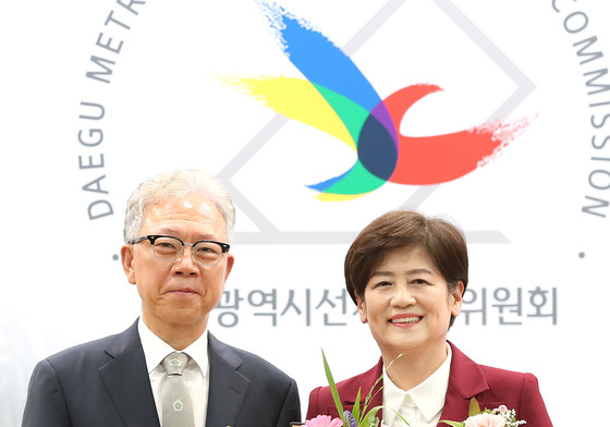 당선증 받은 강은희 대구시교육감 당선인