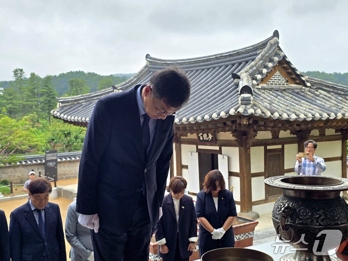 본문 이미지 - 4일 경포 충혼탑을 찾아 호국영령에 묵념하는 김중남 강원 강릉시장 당선인.(김중남 후보 캠프 제공, 재판매 및 DB 금지) 2026.6.4/뉴스1