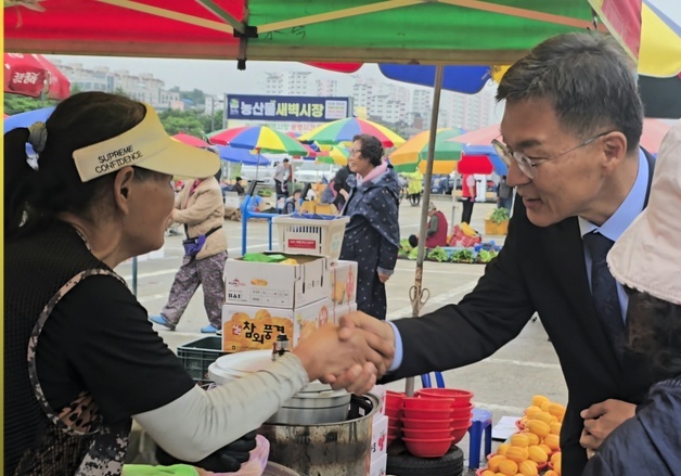 당선증 받은 김중남, 새벽시장으로…강릉 첫 민주당 시장 '첫 행보'