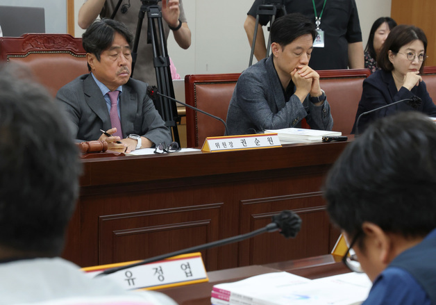 심각한 표정으로 발언 듣는 공익위원들