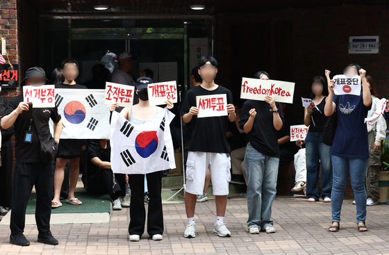 2천표 묶인 잠실 투표소 앞 격해지는 갈등