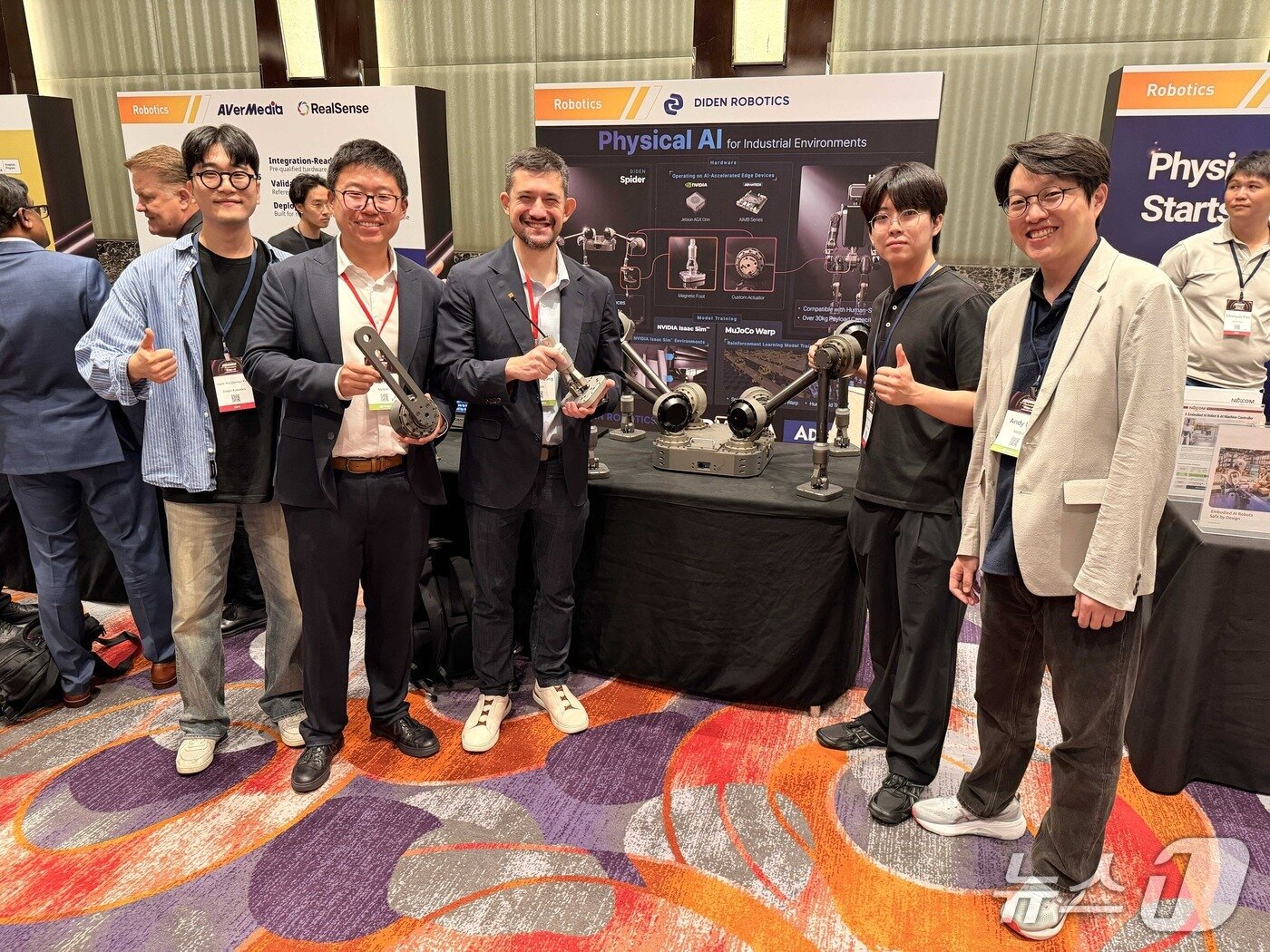 본문 이미지 - 김준하 디든로보틱스 대표(가장 왼쪽)와 관계자들이 엔비디아 타이베이 GTC 2026 현장 부스에서 기념사진을 찍고 있다. (디든로보틱스 제공)