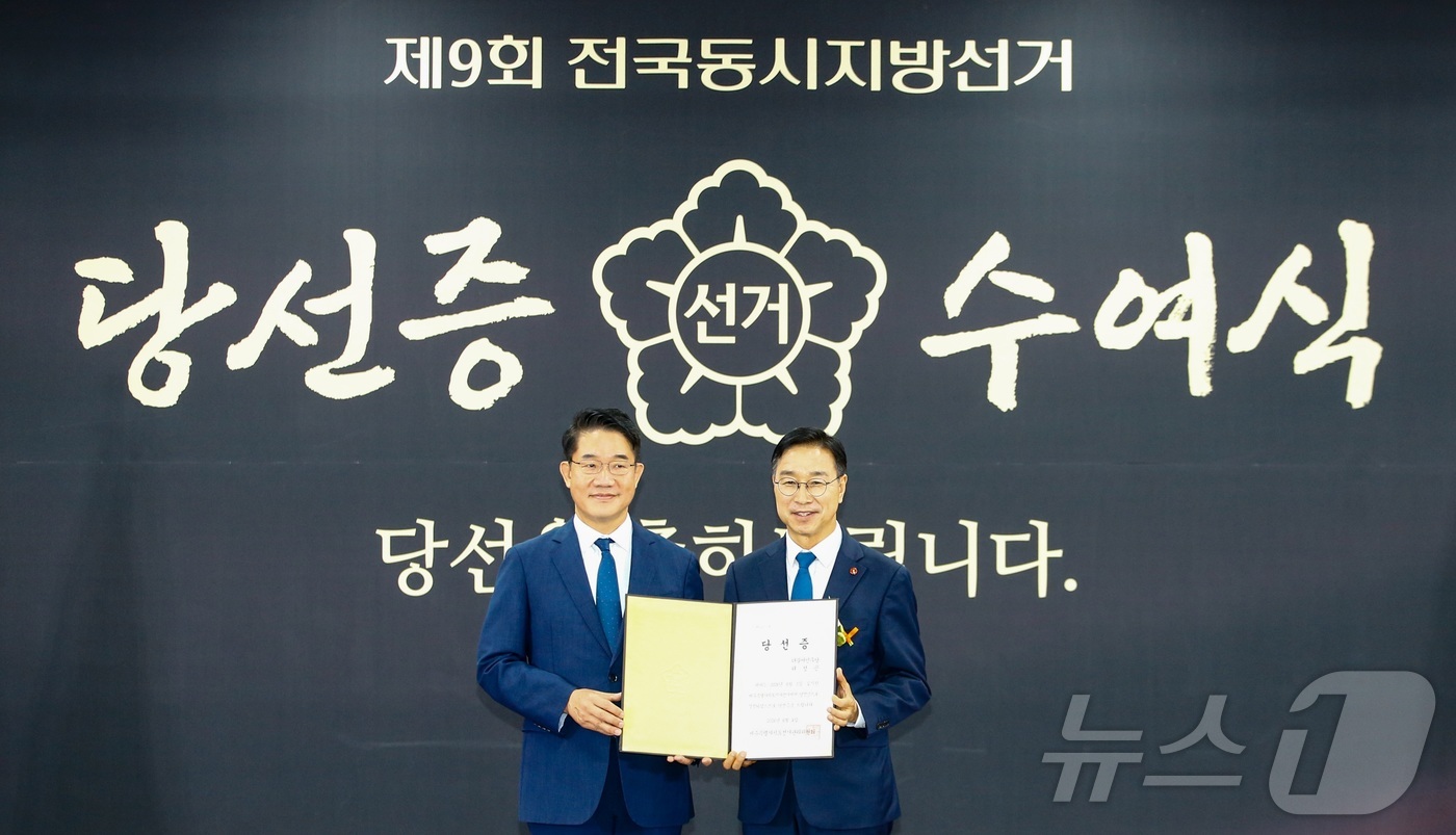 (제주=뉴스1) 강승남 기자 = 4일 오후 제주상공회의소에서 열린 제9회 전국동시지방선거 당선증 수여식에서 위성곤 제주도지사 당선인(오른쪽)이 이흥권 제주도 선거관리위원장(제주지방 …