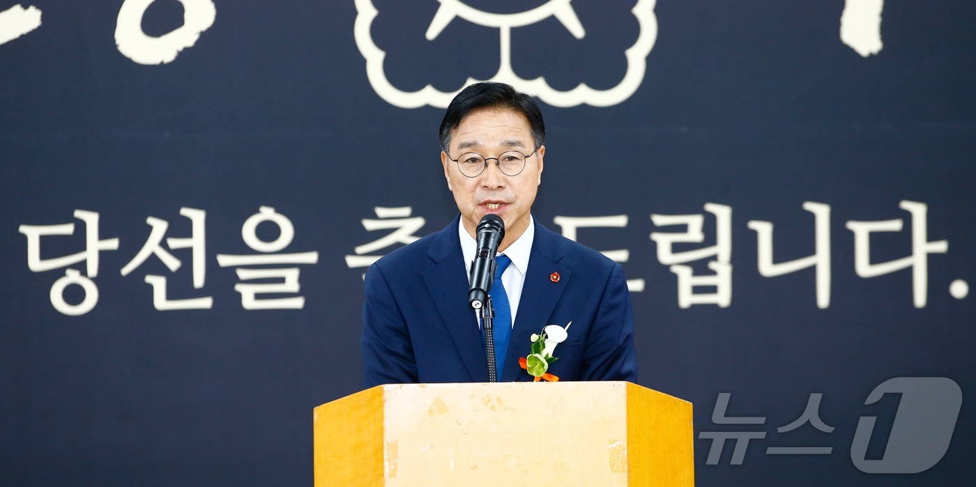 (제주=뉴스1) 강승남 기자 = 4일 오후 제주상공회의소에서 열린 제9회 전국동시지방선거 당선증 수여식에서 위성곤 제주도지사 당선인이 인사말을 하고 있다.2026.6.4/뉴스1