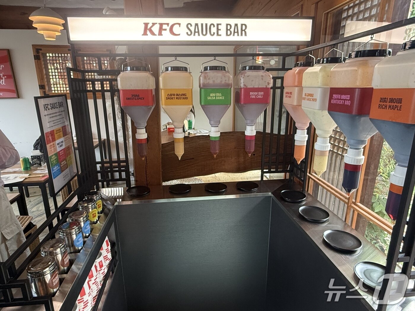 본문 이미지 - KFC 팝업 스토어 '켄터키 할아버지의 바삭한 집들이' 내 11가지 소스바. 매장에서 판매 중인 제품부터 출시되지 않은 소스까지 맛볼 수 있다. 