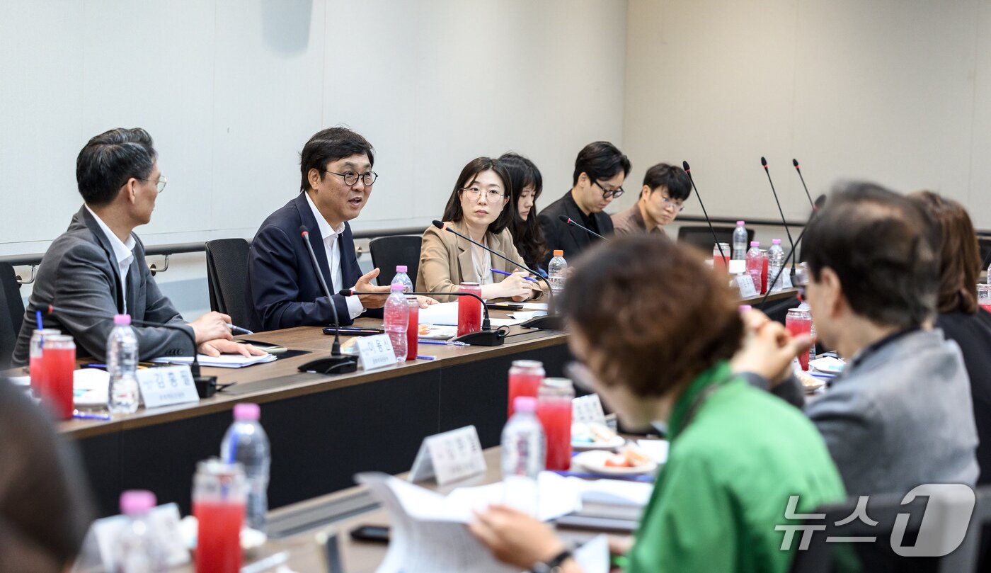 본문 이미지 - 문화체육관광부가 예술활동증명 심의 지연과 민원 병목을 줄이기 위한 제도 개편 논의에 나섰다. 최휘영 문체부 장관은 4일 한국예술인복지재단을 찾아 추가경정예산 7억원 집행계획과 제도 개선 방향을 점검했다.