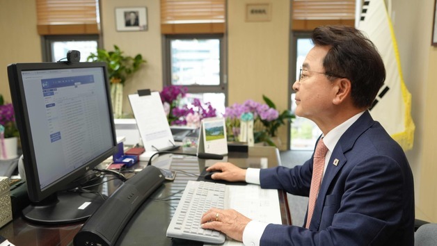 '재선 성공' 육동한 춘천시장…시정 복귀 후 1호 결재는