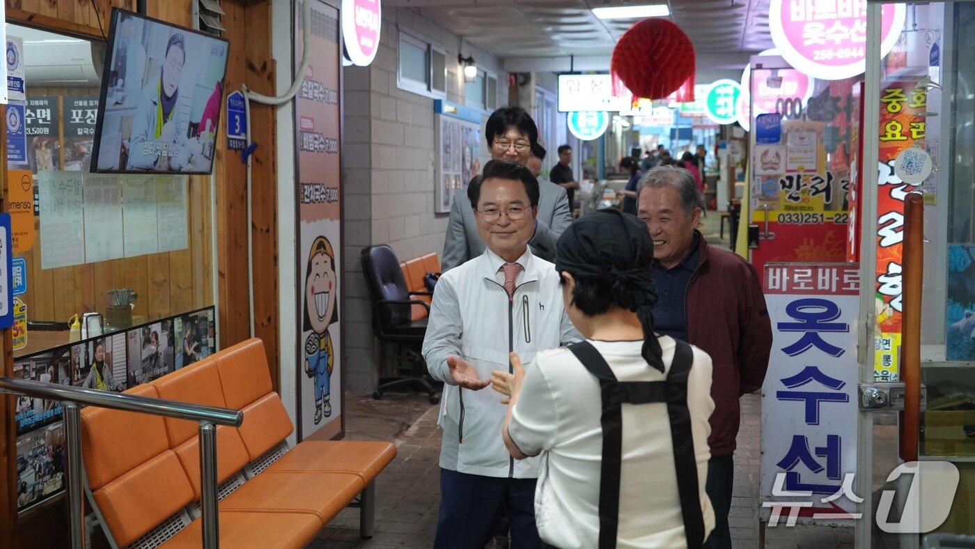 본문 이미지 -  재선에 성공한 뒤 직무에 복귀한 육동한 춘천시장이 4일 오후 중앙시장을 찾아 상인들과 만나 애로사항을 청취했다.(춘천시 제공, 재판매 및 DB금지) 