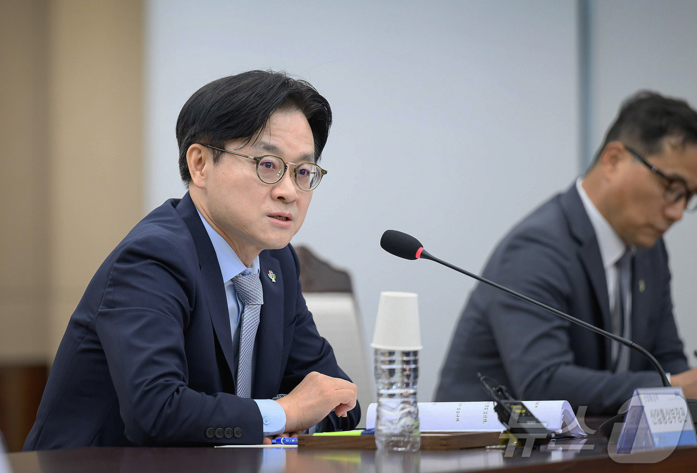(서울=뉴스1) = 김정관 산업통상부 장관이 4일 서울 용산구 국방부 대회의실에서 열린 제12회 방위산업발전협의회에서 모두발언을 하고 있다. (산업통상부 제공. 재판매 및 DB 금 …