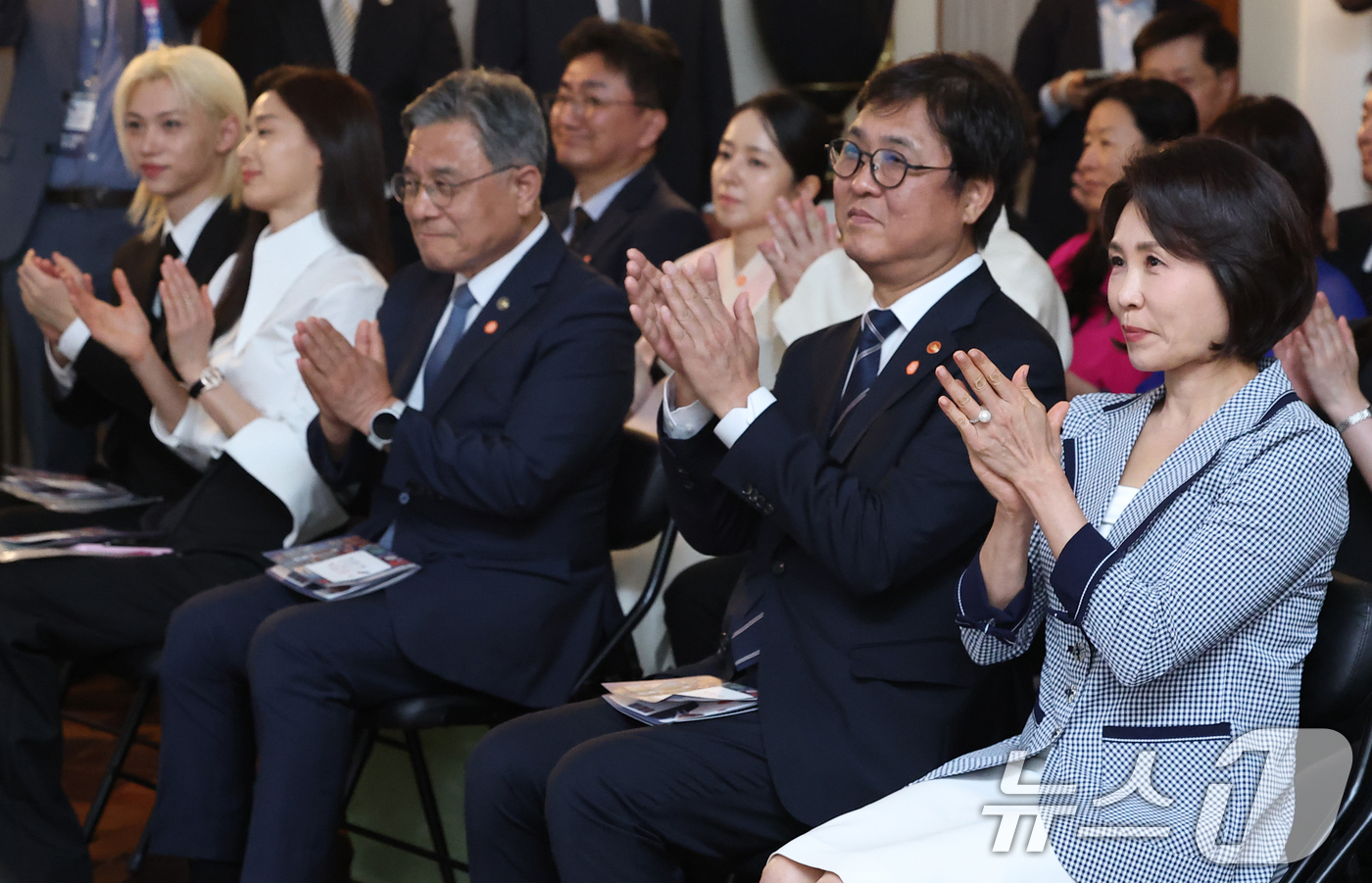 (서울=뉴스1) 이재명 기자 = 김혜경 여사가 4일 서울 중구 덕수궁 석조전에서 열린 한·프랑스 수교 140주년 기념행사에서 박수를 치고 있다. (청와대통신사진기자단) 2026.6 …