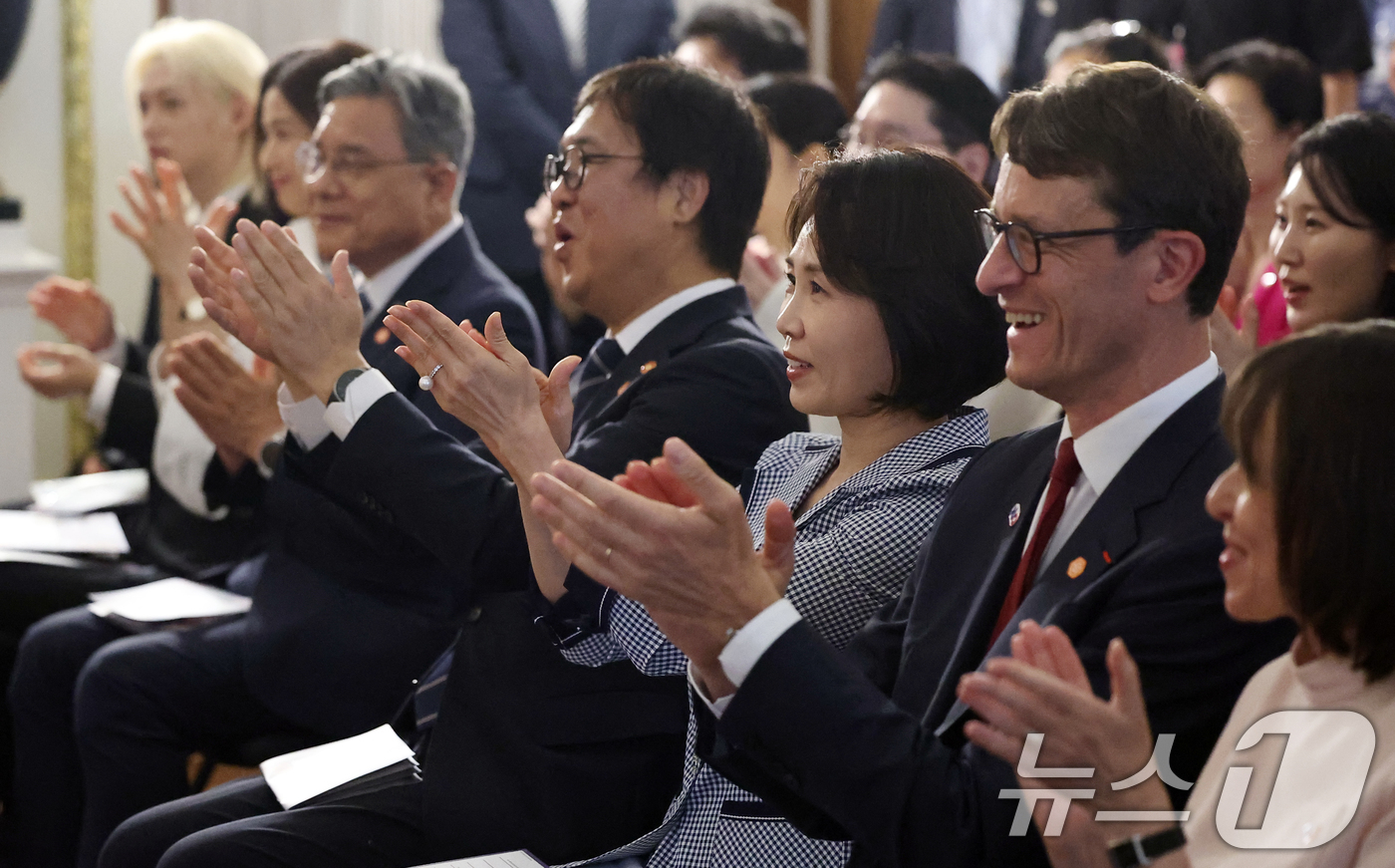 (서울=뉴스1) 이재명 기자 = 김혜경 여사가 4일 서울 중구 덕수궁 석조전에서 열린 한·프랑스 수교 140주년 기념행사에서 공연을 관람하고 있다. (청와대통신사진기자단) 2026 …