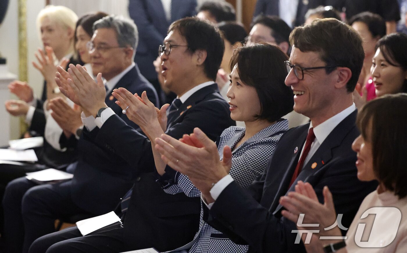 본문 이미지 - 김혜경 여사가 4일 서울 중구 덕수궁 석조전에서 열린 한·프랑스 수교 140주년 기념행사에서 공연을 관람하고 있다. (청와대통신사진기자단) 2026.6.4 ⓒ 뉴스1 이재명 기자