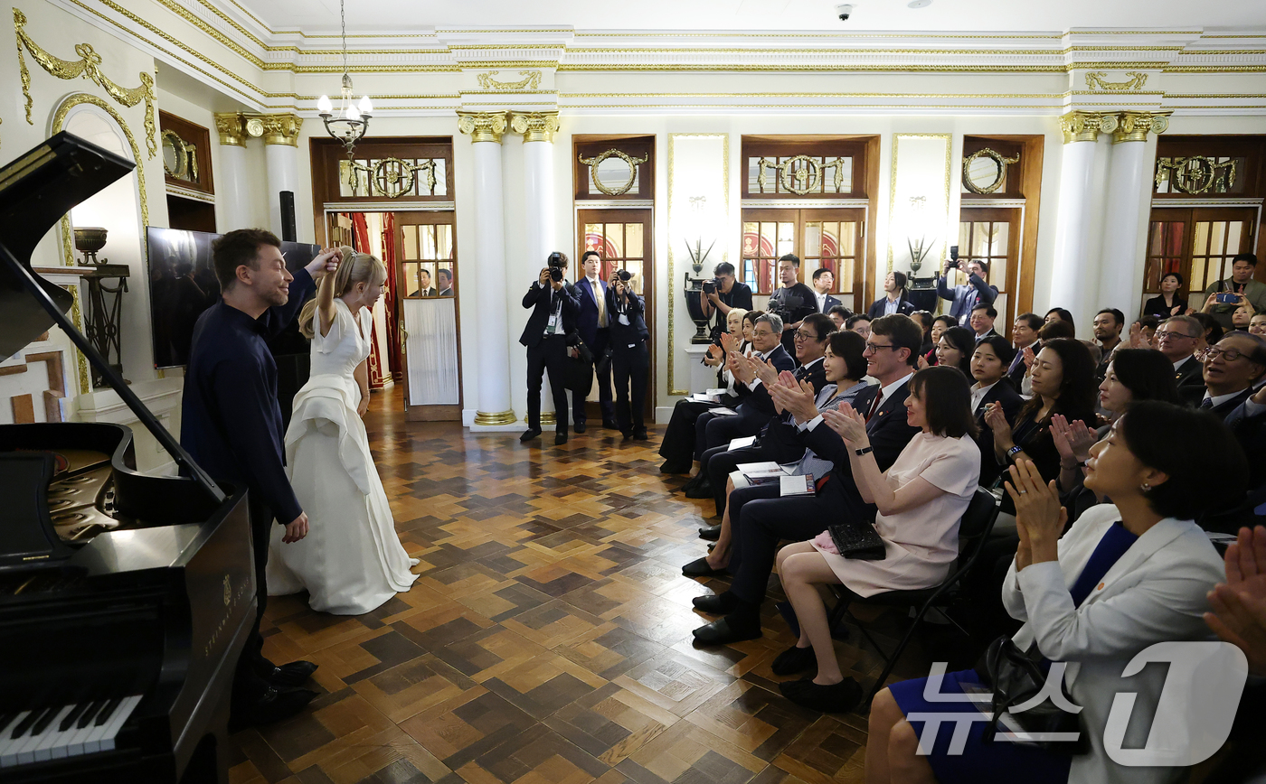 (서울=뉴스1) 이재명 기자 = 김혜경 여사가 4일 서울 중구 덕수궁 석조전에서 열린 한·프랑스 수교 140주년 기념행사에서 공연을 관람하고 있다. (청와대통신사진기자단) 2026 …