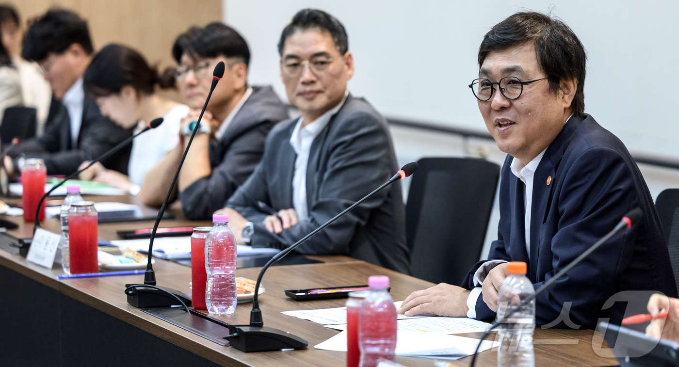 (서울=뉴스1) = 최휘영 문화체육관광부 장관이 4일 서울 중구 예술인복지재단에서 열린 '예술활동증명 제도 개편 태스크포스(TF) 5차 회의'에서 모두발언을 하고 있다. (문화체육 …