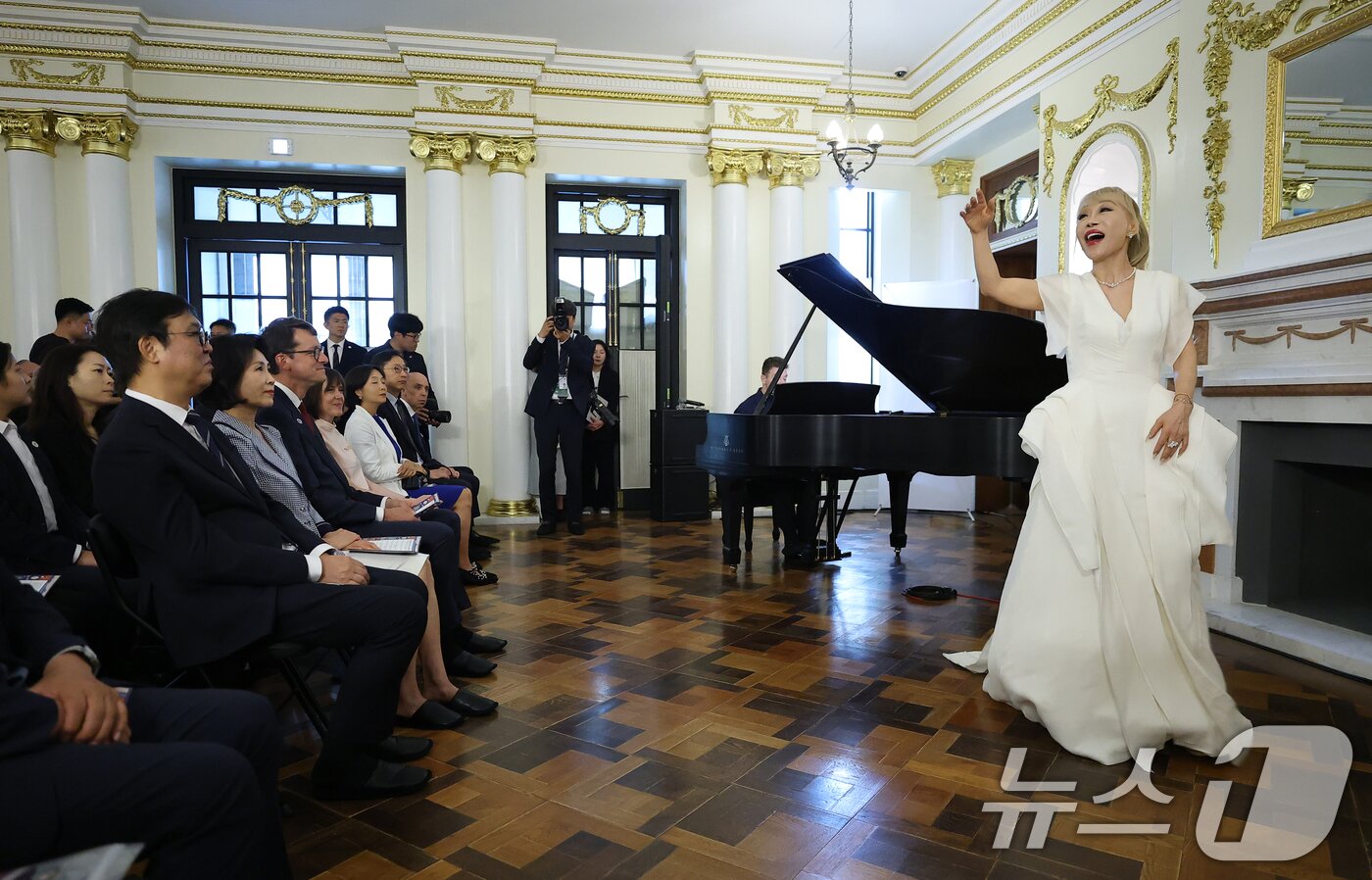 본문 이미지 - 김혜경 여사가 4일 서울 중구 덕수궁 석조전에서 열린 한·프랑스 수교 140주년 기념행사에서 공연을 관람하고 있다. (청와대통신사진기자단) 2026.6.4 ⓒ 뉴스1 이재명 기자