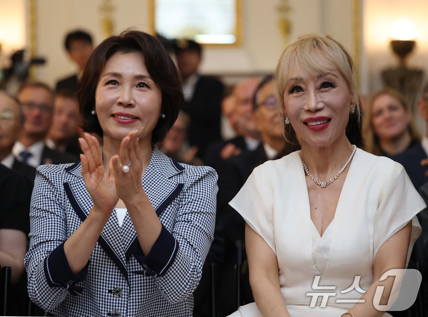 (서울=뉴스1) 이재명 기자 = 김혜경 여사가 4일 서울 중구 덕수궁 석조전에서 열린 한·프랑스 수교 140주년 기념행사에서 박수를 치고 있다. (청와대통신사진기자단) 2026.6 …