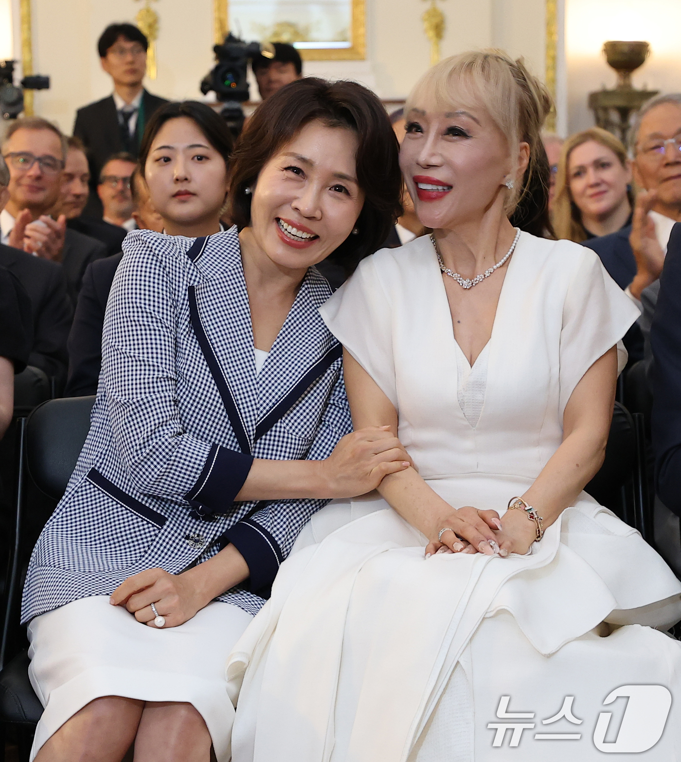 (서울=뉴스1) 이재명 기자 = 김혜경 여사와 소프라노 조수미가 4일 서울 중구 덕수궁 석조전에서 열린 한·프랑스 수교 140주년 기념행사에서 기념촬영을 하고 있다. (청와대통신사 …