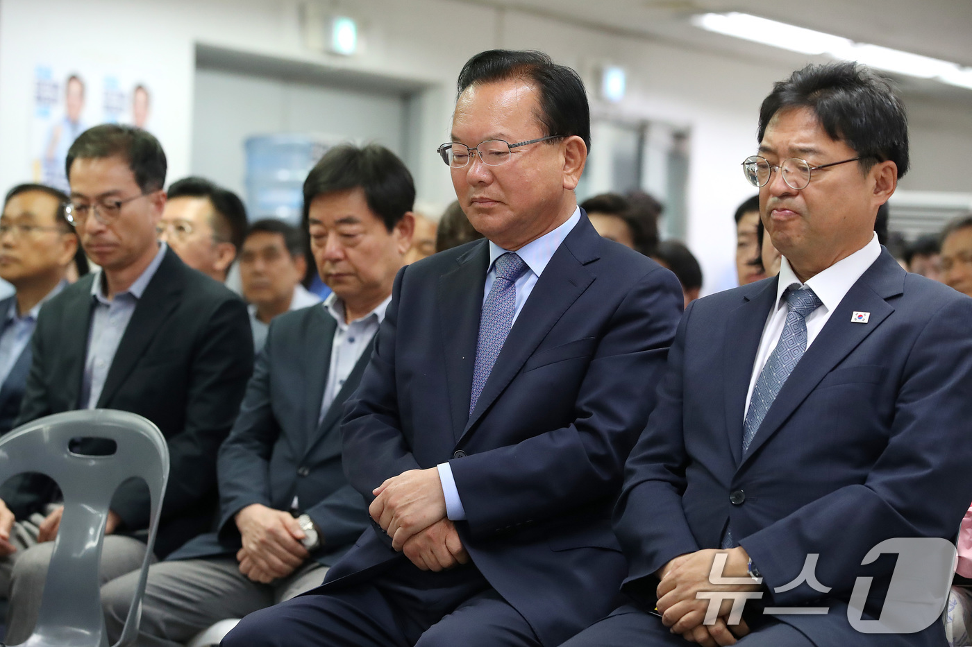 (대구=뉴스1) 공정식 기자 = 김부겸 더불어민주당 대구시장 후보가 4일 오후 대구 달서구 희망캠프 해단식에서 생각에 잠겨 있다. 2026.6.4/뉴스1