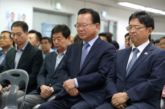 생각에 잠긴 김부겸