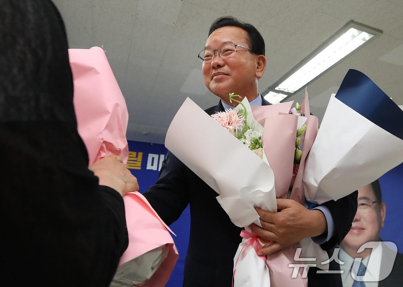 (대구=뉴스1) 공정식 기자 = 김부겸 더불어민주당 대구시장 후보가 4일 오후 대구 달서구 희망캠프 해단식에서 지지자들로부터 꽃다발을 받고 있다. 2026.6.4/뉴스1