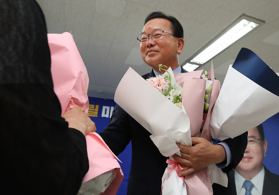 '희망캠프 해단식' 꽃다발 받는 김부겸
