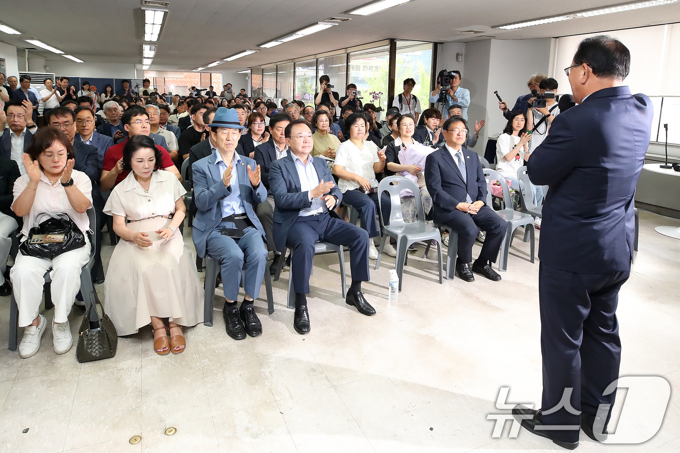 (대구=뉴스1) 공정식 기자 = 김부겸 더불어민주당 대구시장 후보가 4일 오후 대구 달서구 희망캠프 해단식에서 마지막 인사말을 하고 있다. 2026.6.4/뉴스1