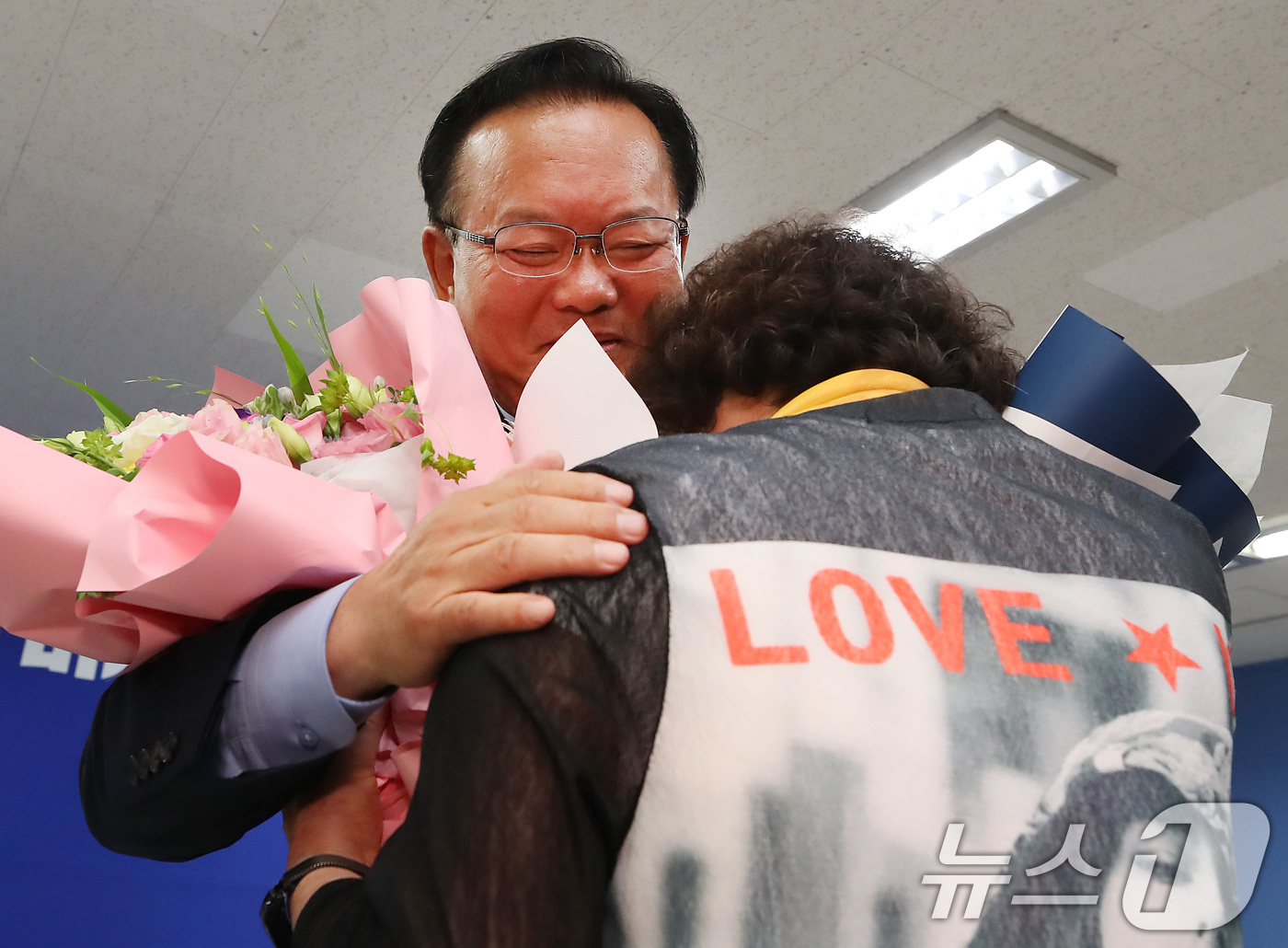 (대구=뉴스1) 공정식 기자 = 김부겸 더불어민주당 대구시장 후보가 4일 오후 대구 달서구 희망캠프 해단식에서 지지자들로부터 꽃다발을 받고 있다. 2026.6.4/뉴스1