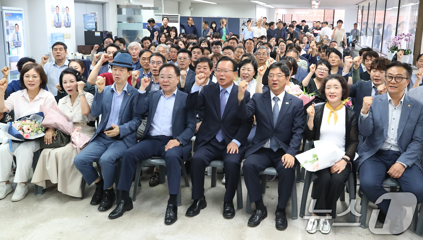 (대구=뉴스1) 공정식 기자 = 김부겸 더불어민주당 대구시장 후보가 4일 오후 대구 달서구 희망캠프 해단식에서 지지자들과 함께 김부겸을 연호하고 있다. 2026.6.4/뉴스1