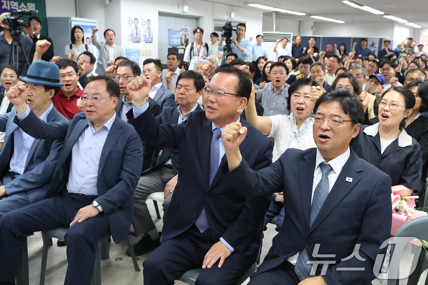 (대구=뉴스1) 공정식 기자 = 김부겸 더불어민주당 대구시장 후보가 4일 오후 대구 달서구 희망캠프 해단식에서 지지자들과 함께 김부겸을 연호하고 있다. 2026.6.4/뉴스1