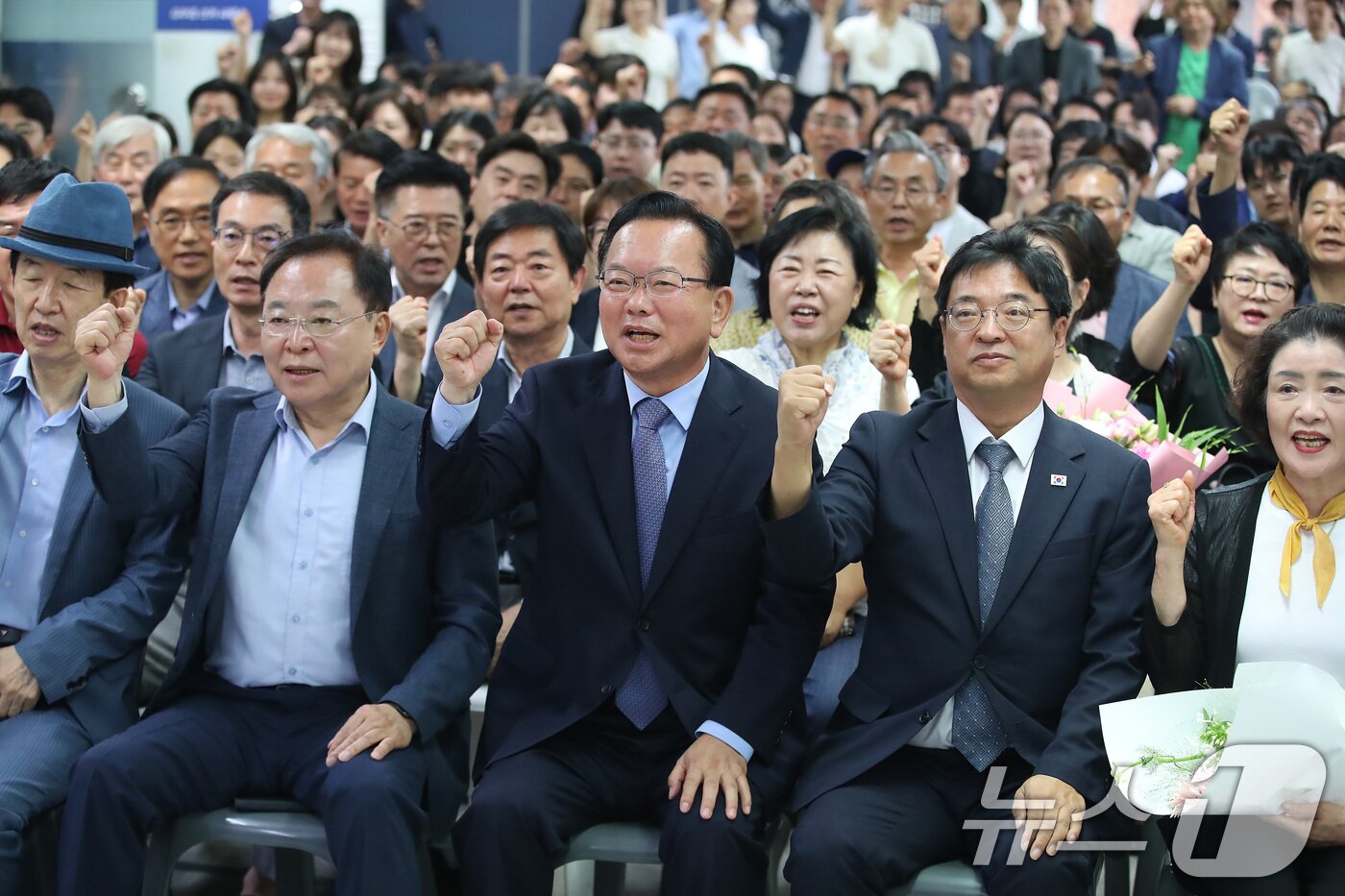 본문 이미지 - 김부겸 더불어민주당 대구시장 후보가 4일 희망캠프 해단식에서 지지자들과 함께 파이팅을 외치고 있다. 2026.6.4 ⓒ 뉴스1 공정식 기자