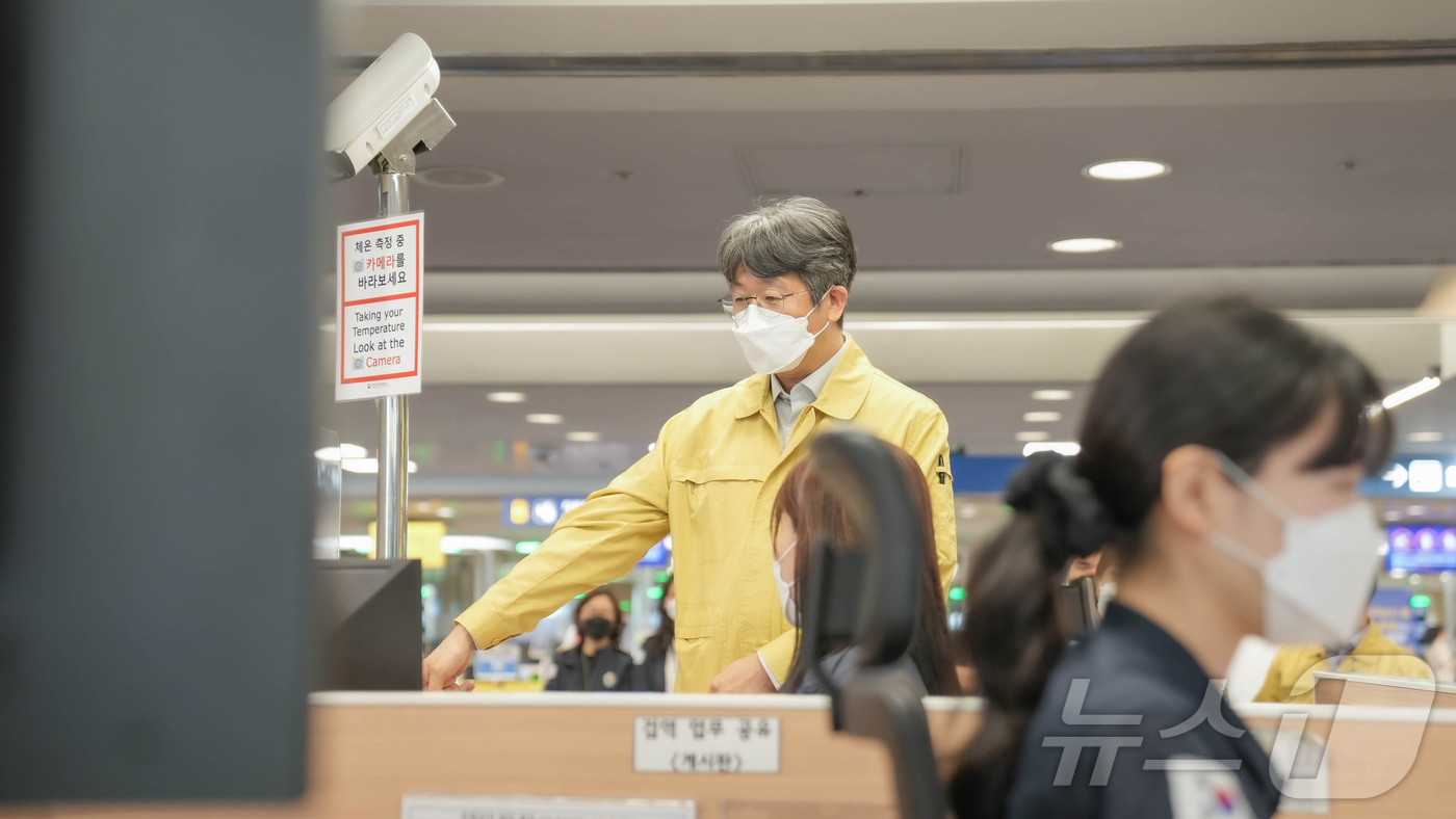 (서울=뉴스1) = 임승관 질병관리청장이 4일 인천국제공항 검역소에서 에볼라바이러스병 검역대응체계 현장 점검을 하고 있다. (질병관리청 제공. 재판매 및 DB 금지) 2026.6. …